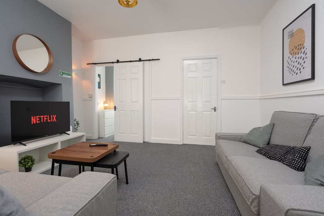 Entire 3 Modern Bedroom Home In Cheshire East| Ideal For Contractors - View 24