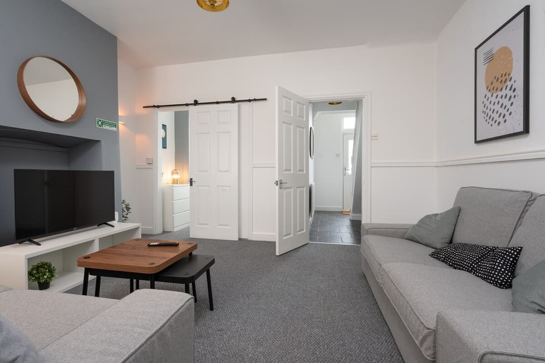 Entire 3 Modern Bedroom Home In Cheshire East| Ideal For Contractors - View 25