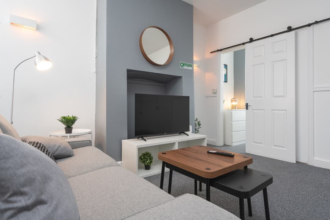 Entire 3 Modern Bedroom Home In Cheshire East| Ideal For Contractors - View 28