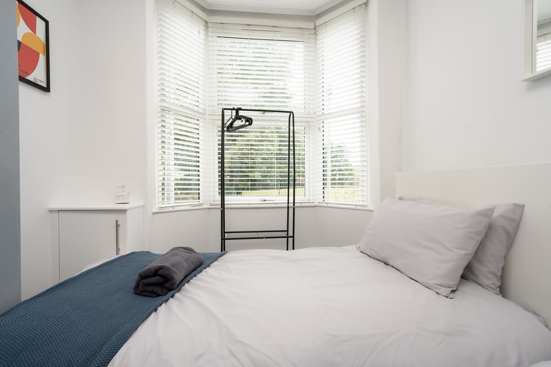 Entire 3 Modern Bedroom Home In Cheshire East| Ideal For Contractors - View 37