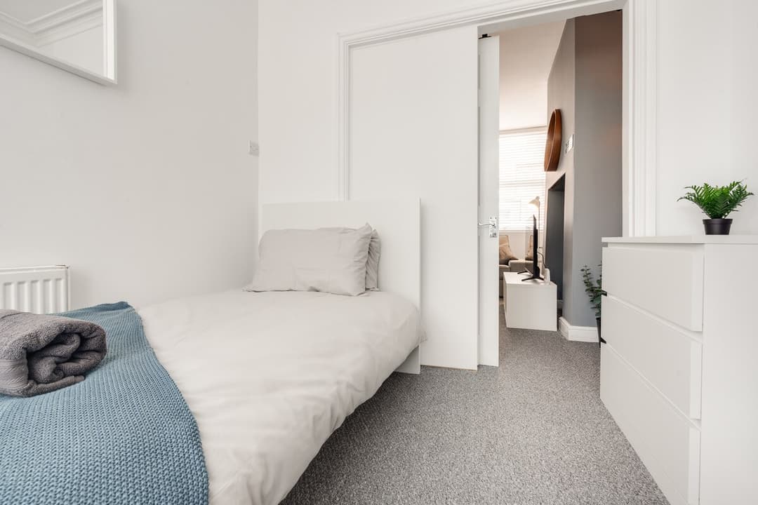 Entire 3 Modern Bedroom Home In Cheshire East| Ideal For Contractors - View 39