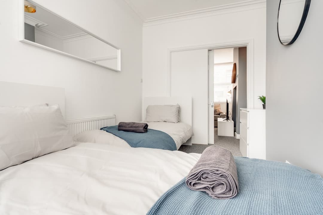 Entire 3 Modern Bedroom Home In Cheshire East| Ideal For Contractors - View 40