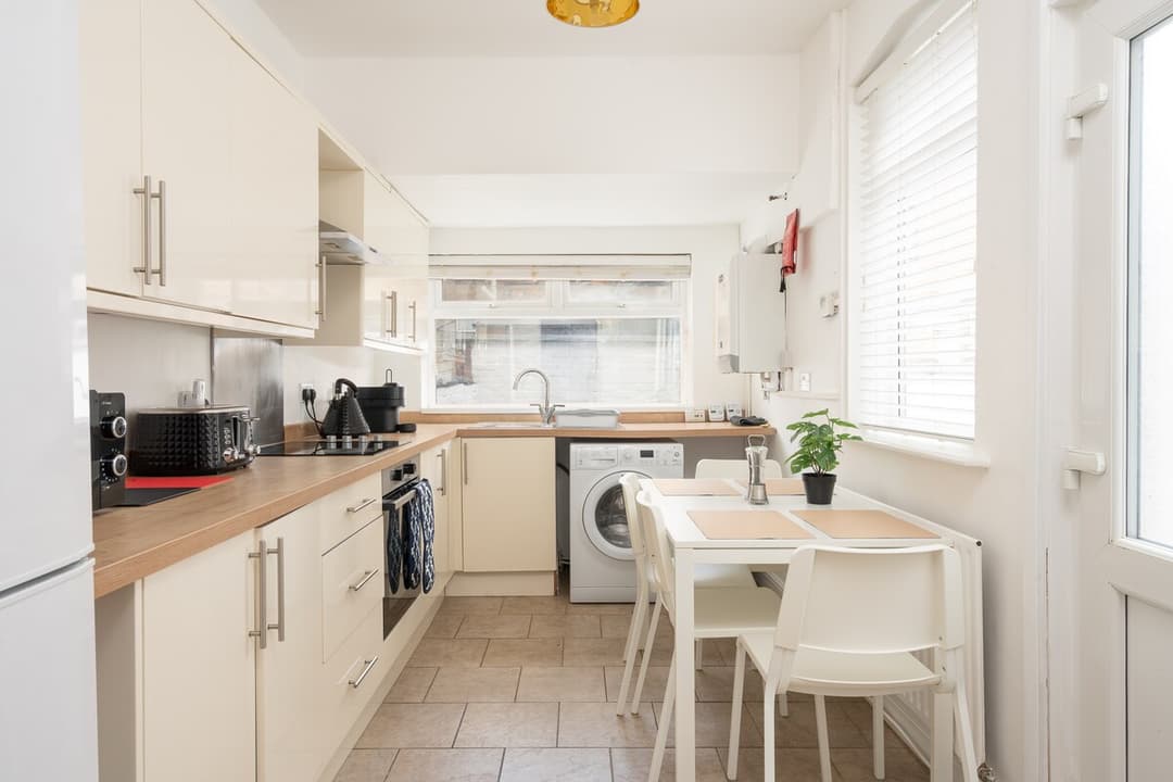 Entire 3 Modern Bedroom Home In Cheshire East| Ideal For Contractors - View 43