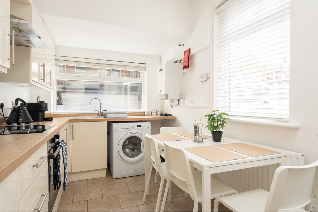 Entire 3 Modern Bedroom Home In Cheshire East| Ideal For Contractors - View 44