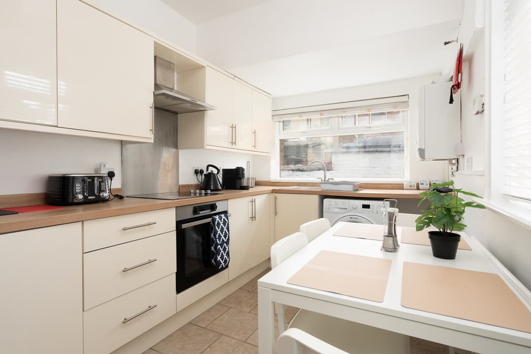 Entire 3 Modern Bedroom Home In Cheshire East| Ideal For Contractors - View 45