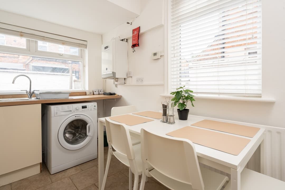 Entire 3 Modern Bedroom Home In Cheshire East| Ideal For Contractors - View 46