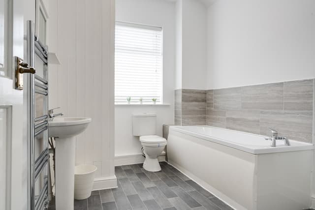 Entire 3 Modern Bedroom Home In Cheshire East| Ideal For Contractors - View 2