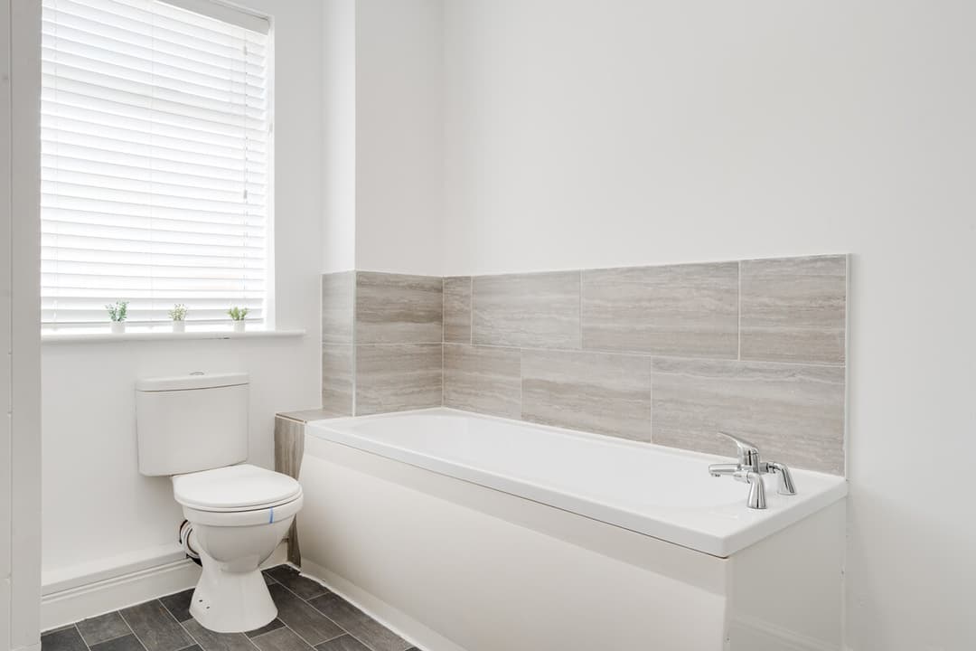 Entire 3 Modern Bedroom Home In Cheshire East| Ideal For Contractors - View 4
