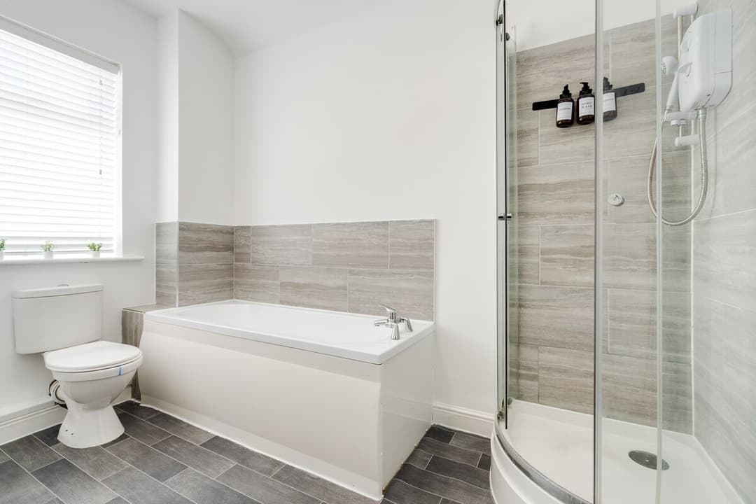 Entire 3 Modern Bedroom Home In Cheshire East| Ideal For Contractors - View 5
