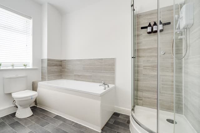 Entire 3 Modern Bedroom Home In Cheshire East| Ideal For Contractors - View 4