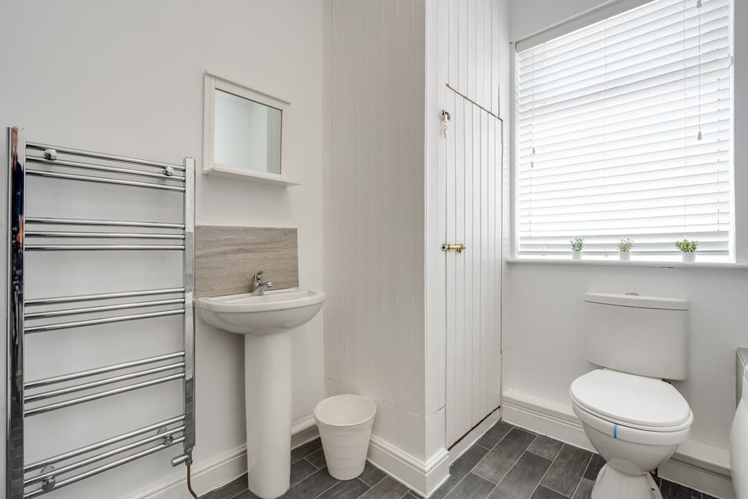Entire 3 Modern Bedroom Home In Cheshire East| Ideal For Contractors - View 6