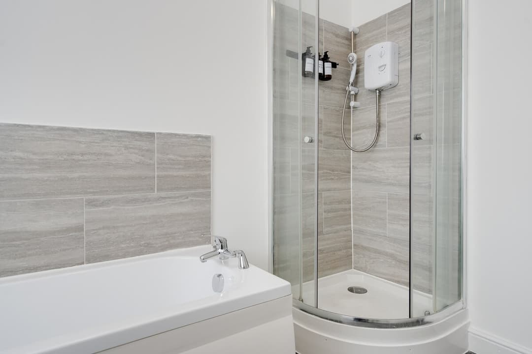 Entire 3 Modern Bedroom Home In Cheshire East| Ideal For Contractors - View 8