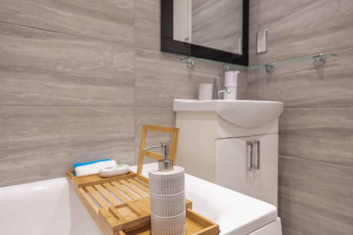 Stylish 1-bed Luxury Retreat- Perfect For Relaxation | London  - View 9