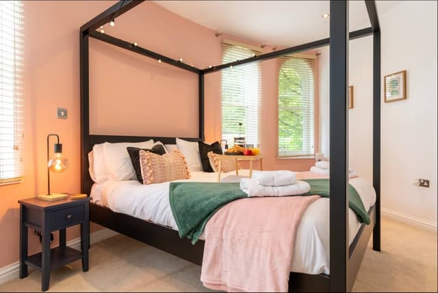 Spacious Central 3 Bed | Free Parking | Long Stay | Sleeps 6|  - View 4