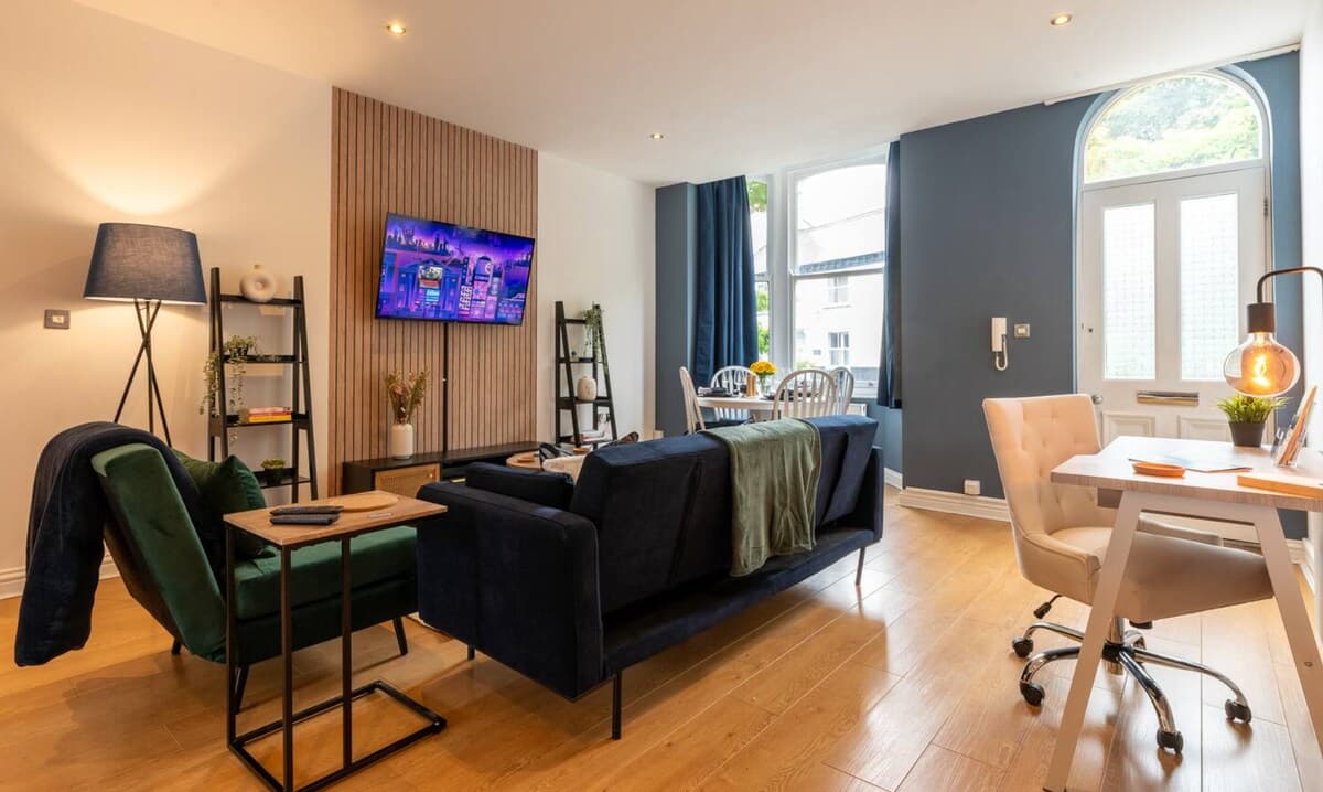 Spacious Central 3 Bed | Free Parking | Long Stay | Sleeps 6| 