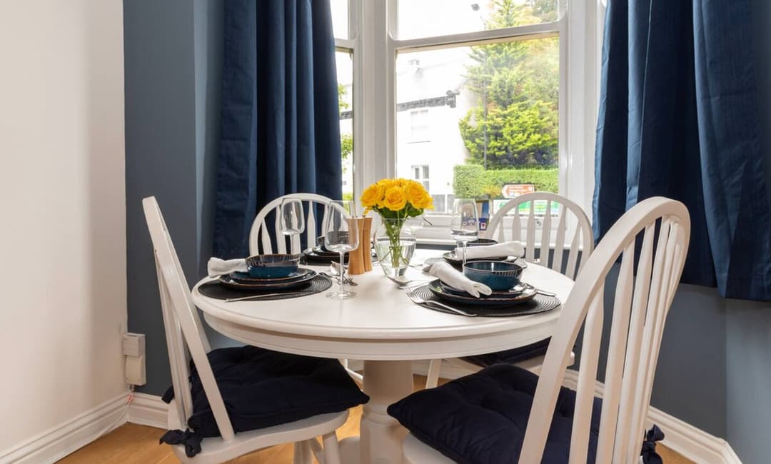 Spacious Central 3 Bed | Free Parking | Long Stay | Sleeps 6|  - View 10