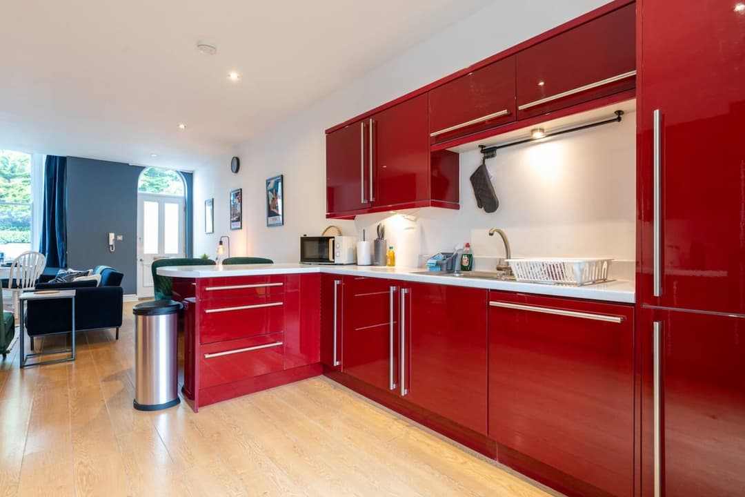 Spacious Central 3 Bed | Free Parking | Long Stay | Sleeps 6|  - View 11