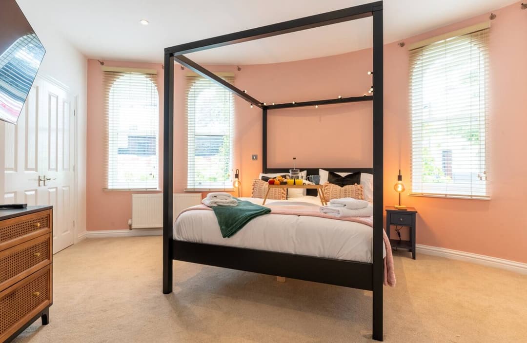 Spacious Central 3 Bed | Free Parking | Long Stay | Sleeps 6|  - View 2