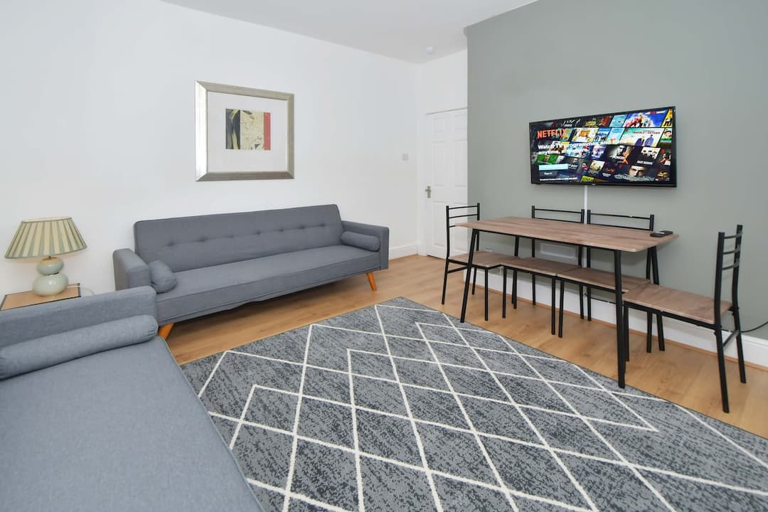 Spacious 3 Bedroom Modern House In Cheshire East - View 3