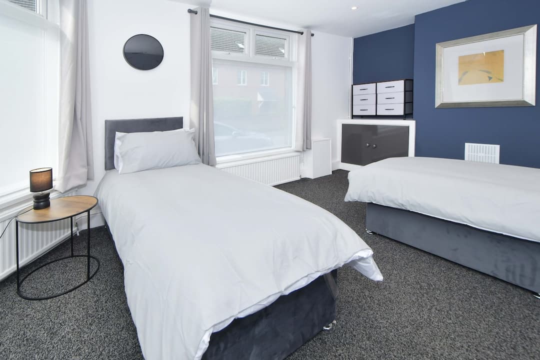 Spacious 3 Bedroom Modern House In Cheshire East - View 4