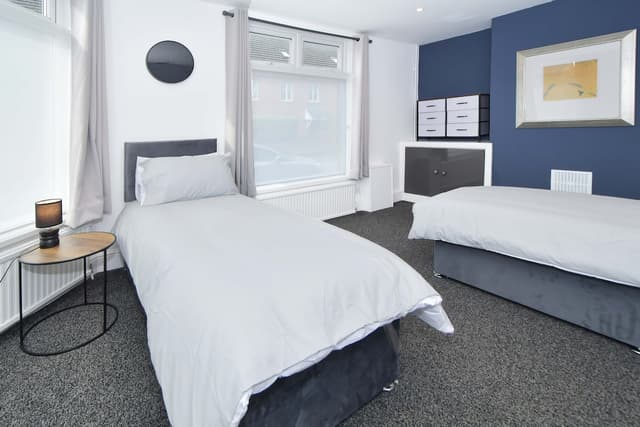 Spacious 3 Bedroom Modern House In Cheshire East - View 3