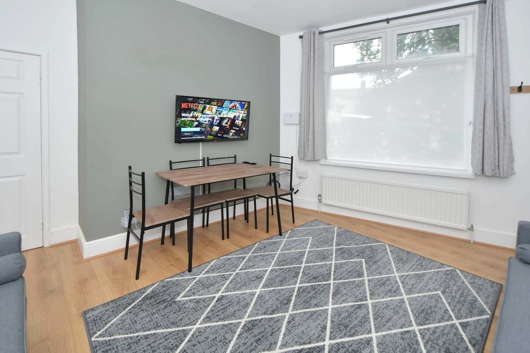 Spacious 3 Bedroom Modern House In Cheshire East - View 5