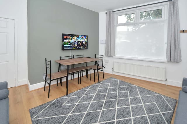Spacious 3 Bedroom Modern House In Cheshire East - View 4