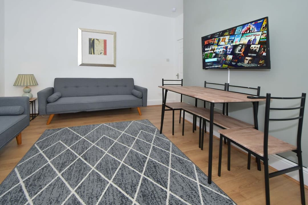 Spacious 3 Bedroom Modern House In Cheshire East - View 7