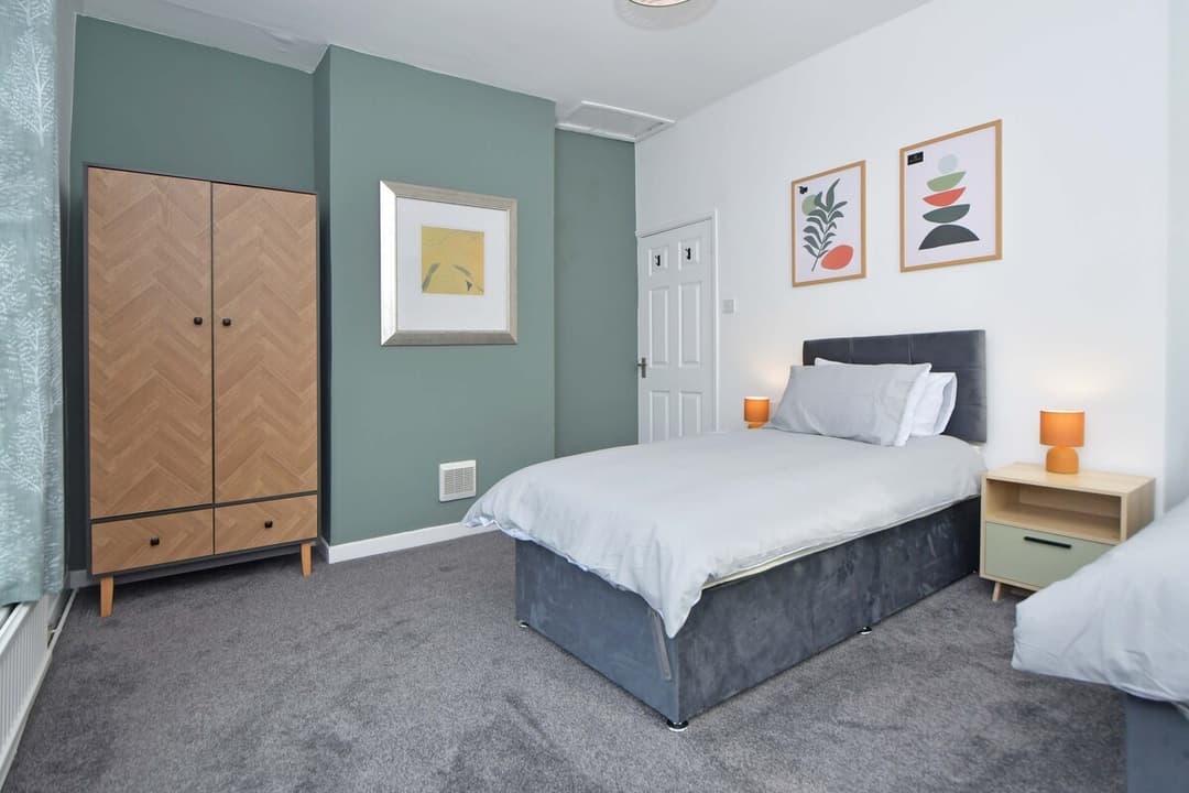Spacious 3 Bedroom Modern House In Cheshire East - View 22