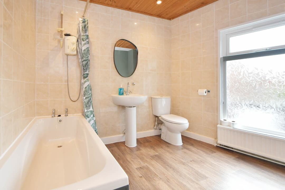 Spacious 3 Bedroom Modern House In Cheshire East - View 24