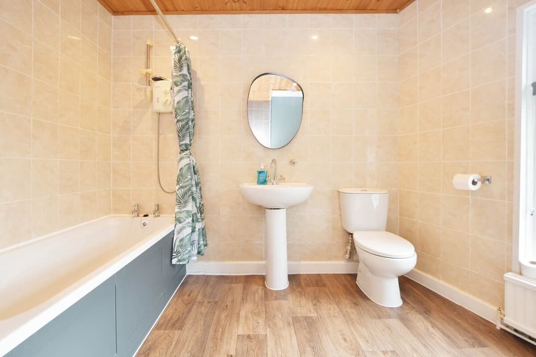 Spacious 3 Bedroom Modern House In Cheshire East - View 25