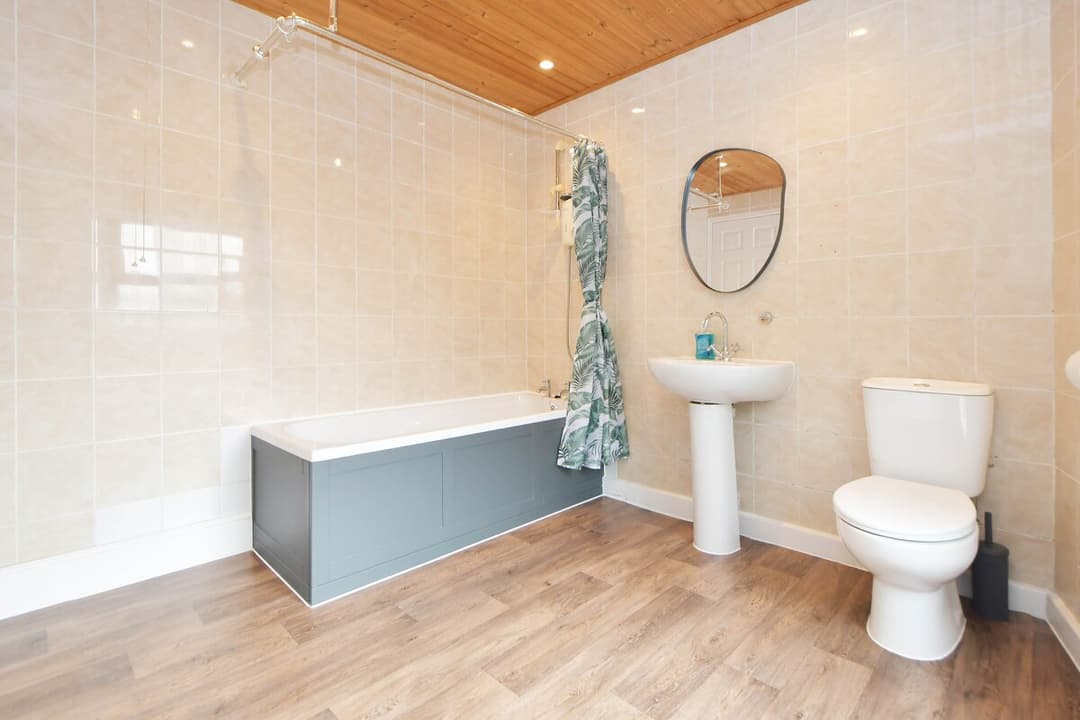 Spacious 3 Bedroom Modern House In Cheshire East - View 26