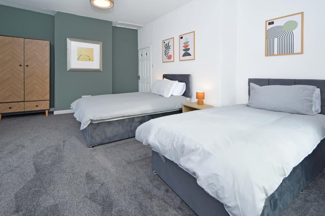 Spacious 3 Bedroom Modern House In Cheshire East - View 41