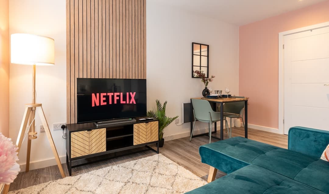 Stylish 1 Bedroom Central Apartment | Town Centre Ft 6 - View 3