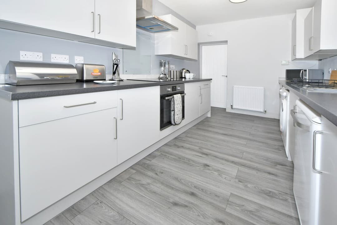 Spacious 5 Bedroom Modern Home In Crewe - View 6