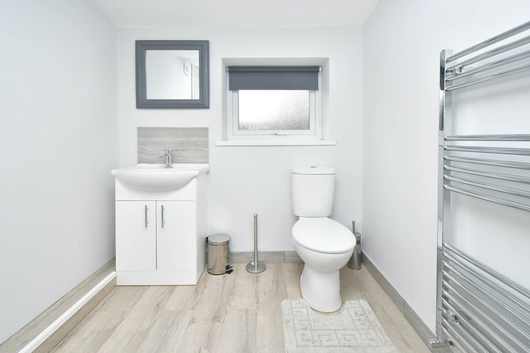 Spacious 5 Bedroom Modern Home In Crewe - View 7