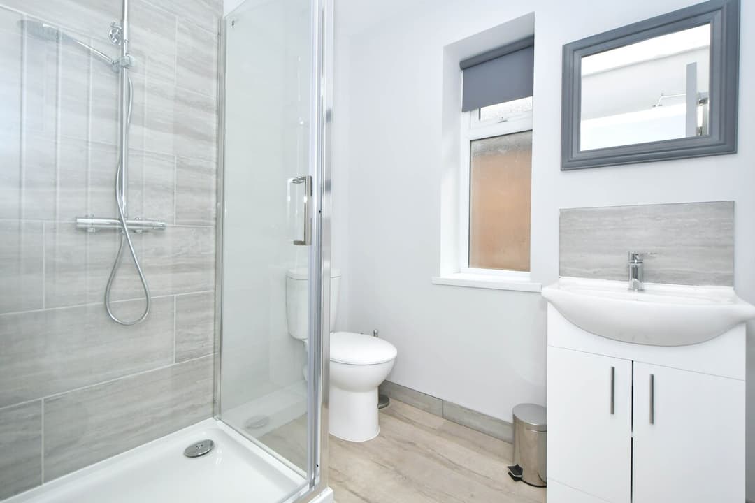 Spacious 5 Bedroom Modern Home In Crewe - View 8