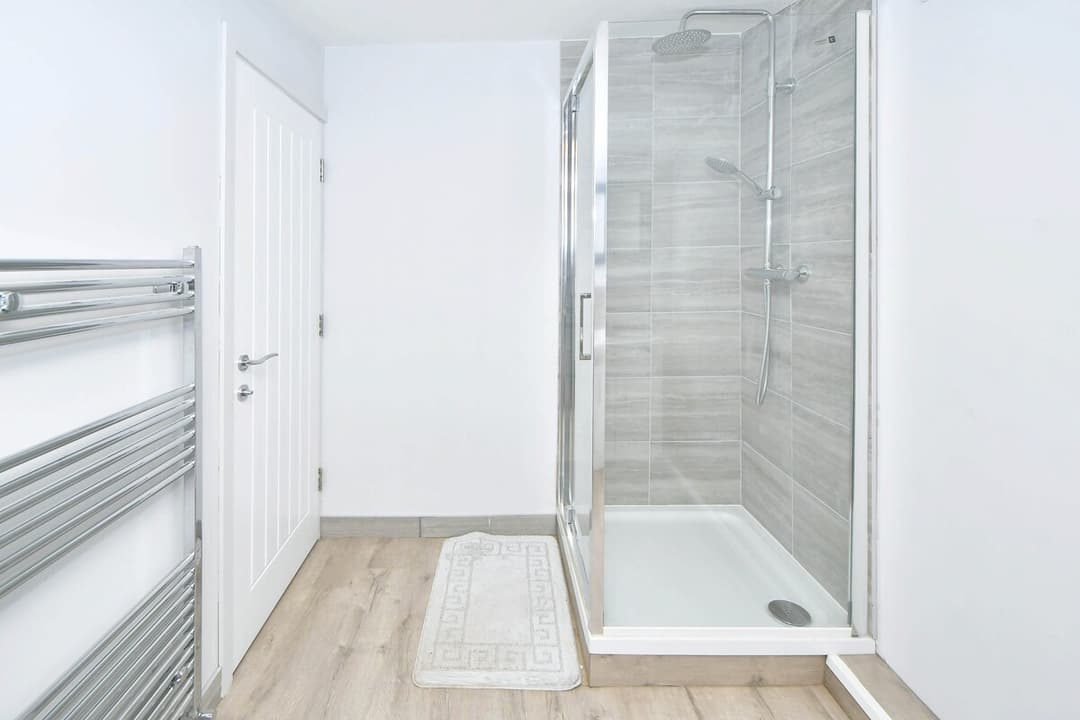 Spacious 5 Bedroom Modern Home In Crewe - View 9
