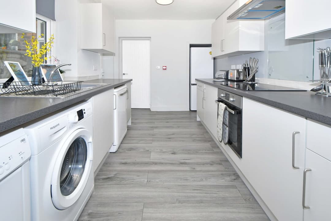 Spacious 5 Bedroom Modern Home In Crewe - View 14