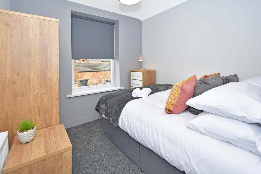 Spacious 5 Bedroom Modern Home In Crewe - View 2