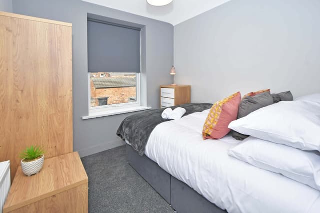Spacious 5 Bedroom Modern Home In Crewe - View 1
