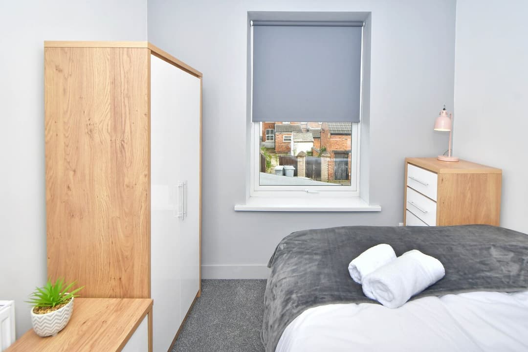 Spacious 5 Bedroom Modern Home In Crewe - View 16