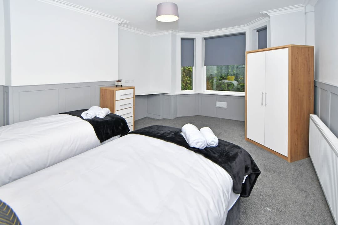 Spacious 5 Bedroom Modern Home In Crewe - View 3