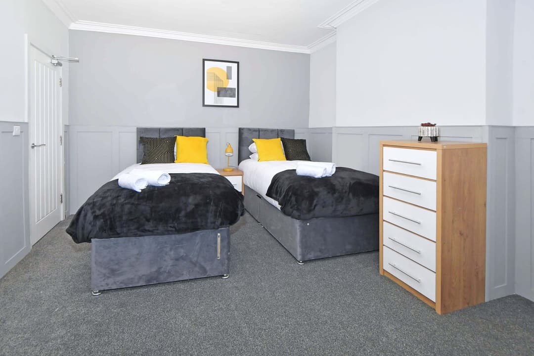Spacious 5 Bedroom Modern Home In Crewe - View 4