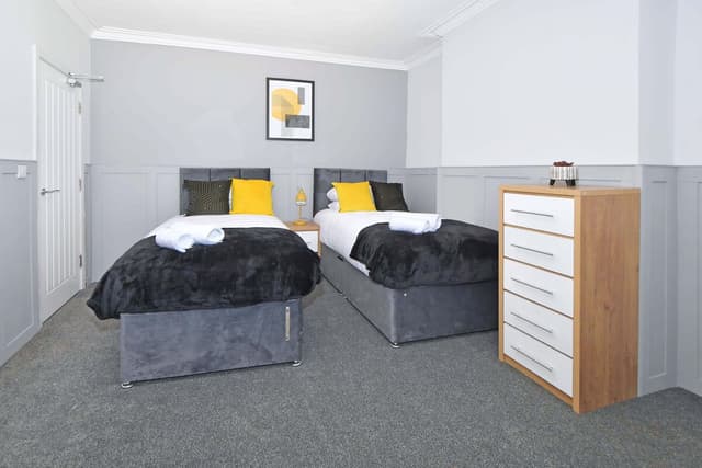 Spacious 5 Bedroom Modern Home In Crewe - View 3