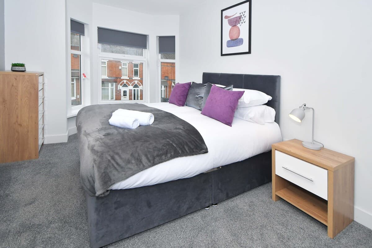 Spacious 5 Bedroom Modern Home In Crewe