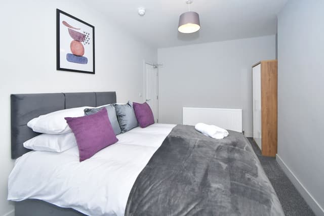 Spacious 5 Bedroom Modern Home In Crewe - View 4