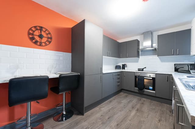 Warm And Cozy 4 Bedroom Home In Crewe - View 1