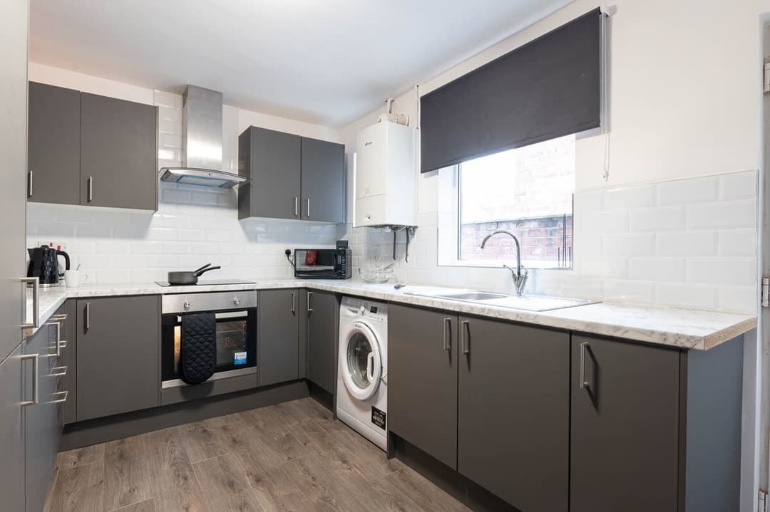 Warm And Cozy 4 Bedroom Home In Crewe - View 3