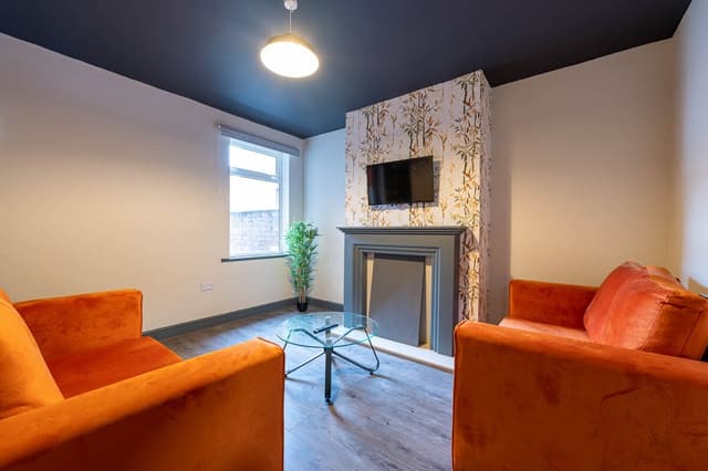 Warm And Cozy 4 Bedroom Home In Crewe - View 3